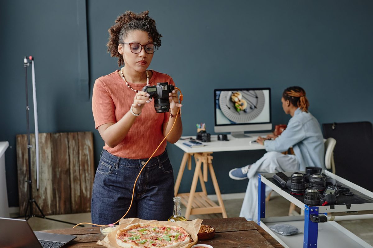 young-black-woman-photographing-pizza-in-professio-2026-01-09-12-00-27-utc