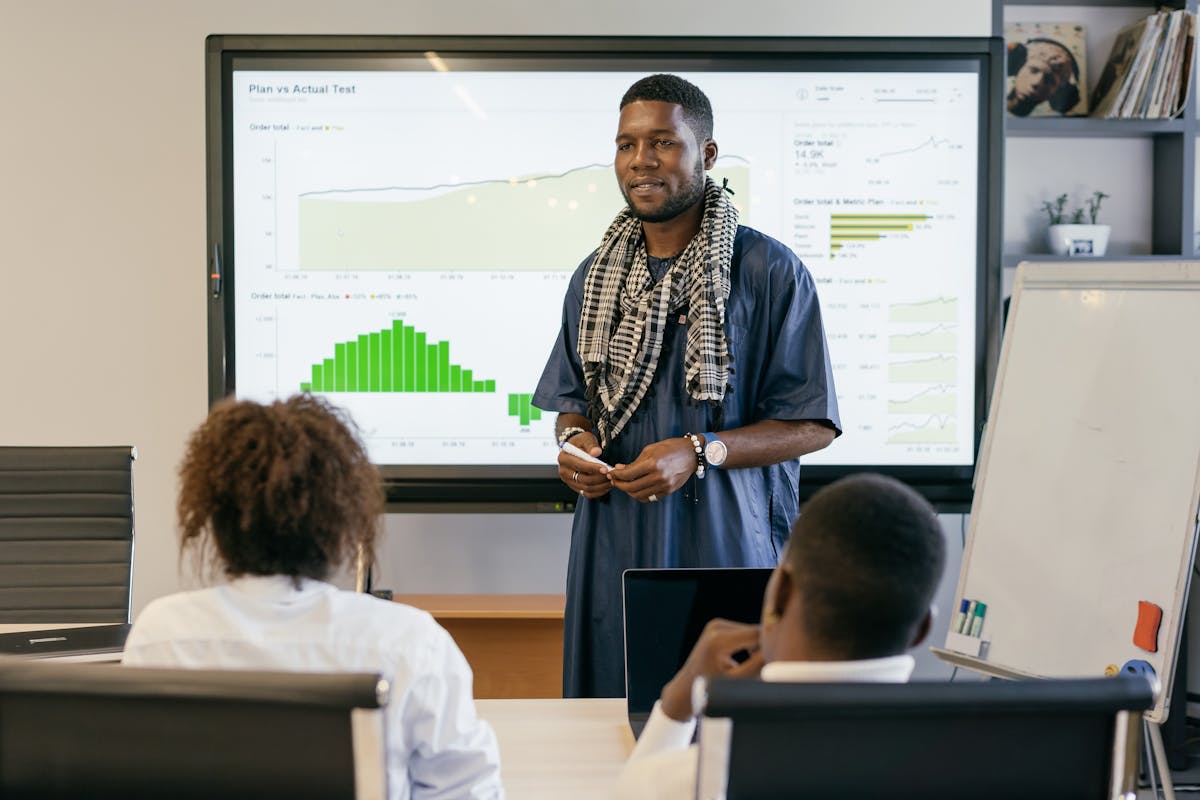 Professional presenting customer behavioral data and performance metrics to a team to uncover deep buying insights.